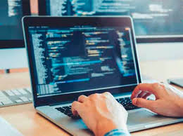 Foto de uma pessoa programando